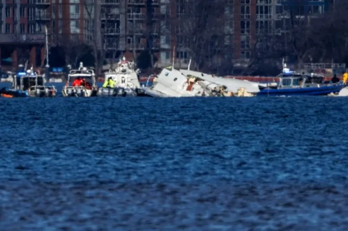 Hiányzott egy irányító a toronyból a katonai helikopter és az utasszállító repülőgép washingtoni ütközésekor