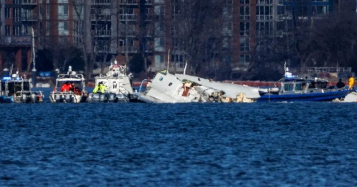 Hiányzott egy irányító a toronyból a katonai helikopter és az utasszállító repülőgép washingtoni ütközésekor