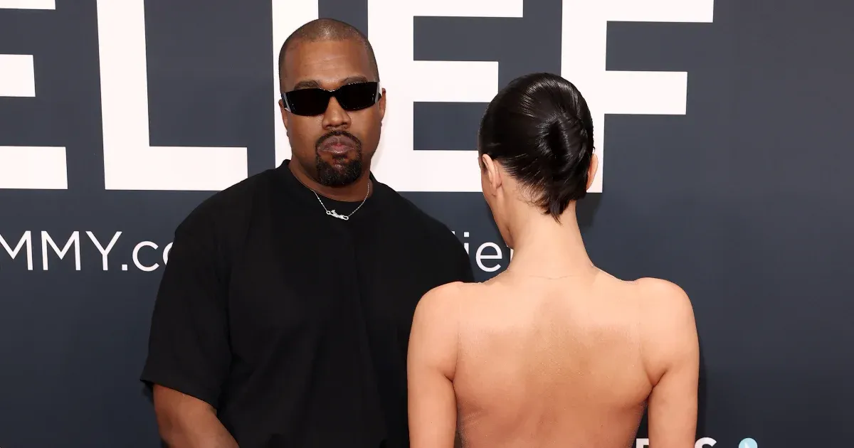 Kanye West felesége gyakorlatilag meztelenül jelent meg a Grammy-gála vörös szőnyegén