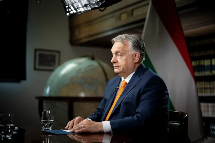 Az interjú közben lejött a csigalépcsőn, Orbán kezébe adott egy papírlapot, aki azt mondta: „Ó, Merz vesztett!”