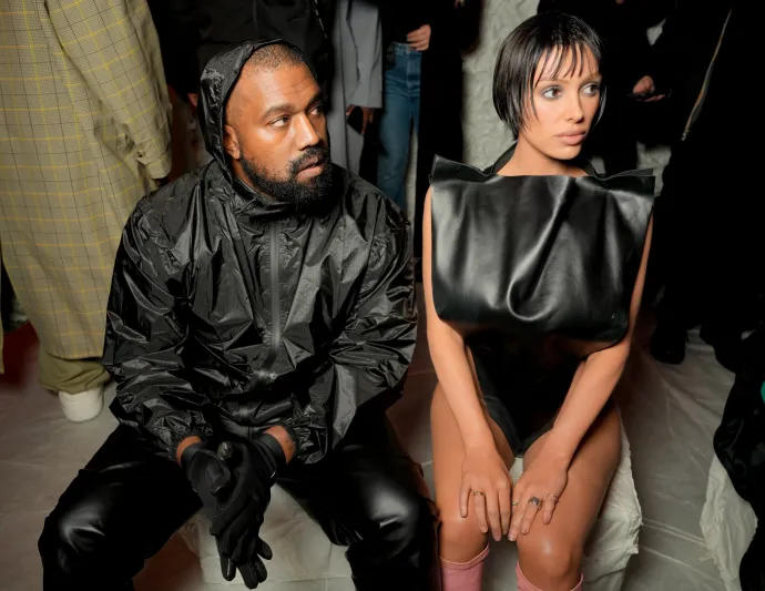 Kanye West és Bianca Censori a Milánói Divathéten 2024 februárjában – Fotó: Wwd / 2024 Penske Media / Getty Images