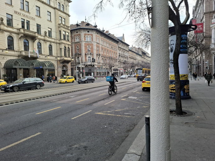 A jelenlegi biciiklisáv és parkoló sáv helyet cserél, utóbbi funikciója kibővül. Fotó: G7
