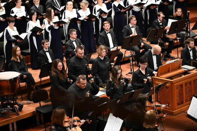 "Csordul a könnyem, oly bús a sorsom, Rabságom sínylem, a szívem úgy fáj!" – Fotó: Merényi Dániel / Telex