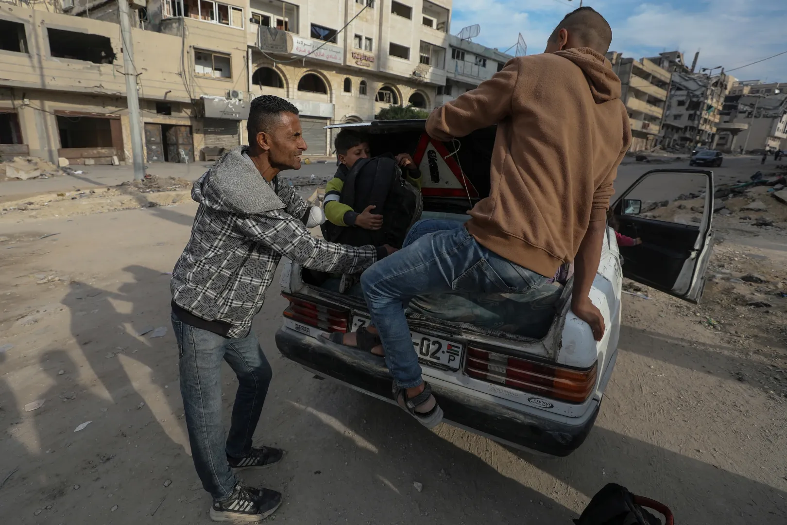 Ismael Mohammed és a családja egy kis kocsiba beszuszakolódva tették meg a Dzsabáliába vezető út utolsó részét – Fotó: Dawoud Abu Alkas / Reuters