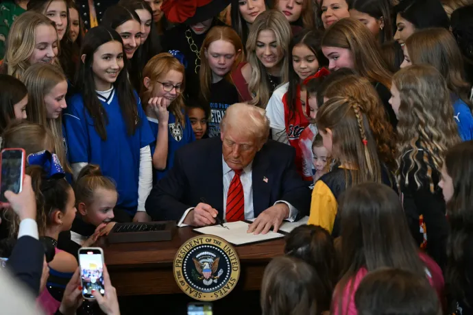 Trump új rendelete megtiltja, hogy a transznemű sportolók nőkkel együtt versenyezzenek