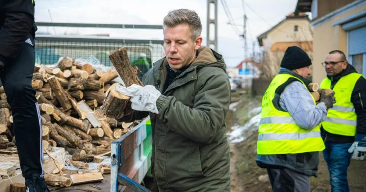 Magyar Péter után Fülöp Attila is Ózdra ment tűzifát osztani