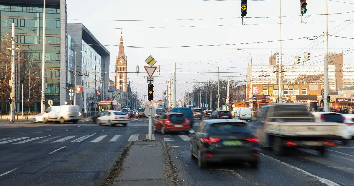 Te mit csinálsz, ha pirosra vált a lámpa? A Készenléti Rendőrség előtti kereszteződésben sokan a gázra lépnek