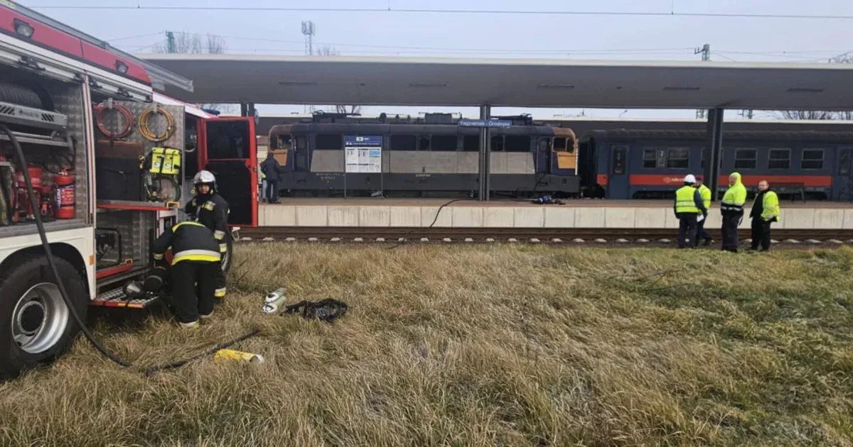 Kigyulladt mozdony miatt nem jártak a vonatok a Budapest-Szolnok vonalon