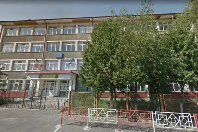 Egy Târgu Neamț-i líceum igazgatója illegálisan figyelte meg a diákokat, még a mosdókban is