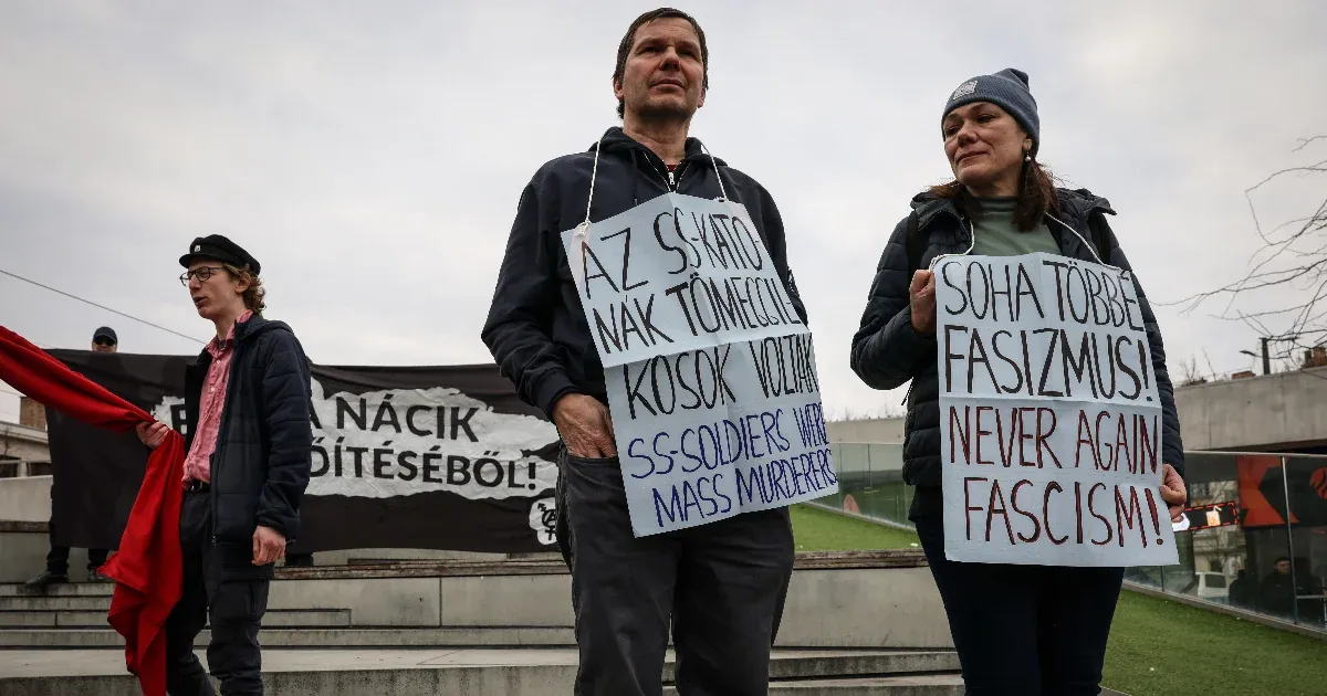 Antifasiszta tüntetők vonulnak a Várnegyedben, pár száz méterre a Kitörés Emléktúra résztvevőitől