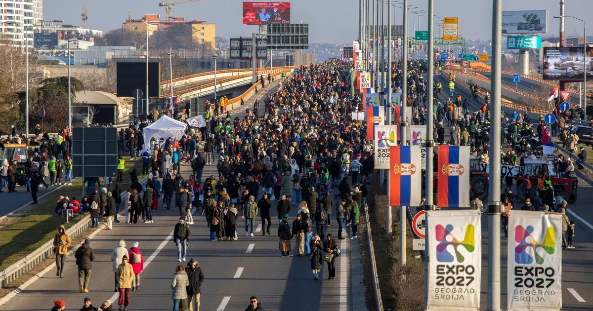 Hidat, fizetőkaput, csomópontot foglaltak el tüntetők az újvidéki tragédia utáni századik napon