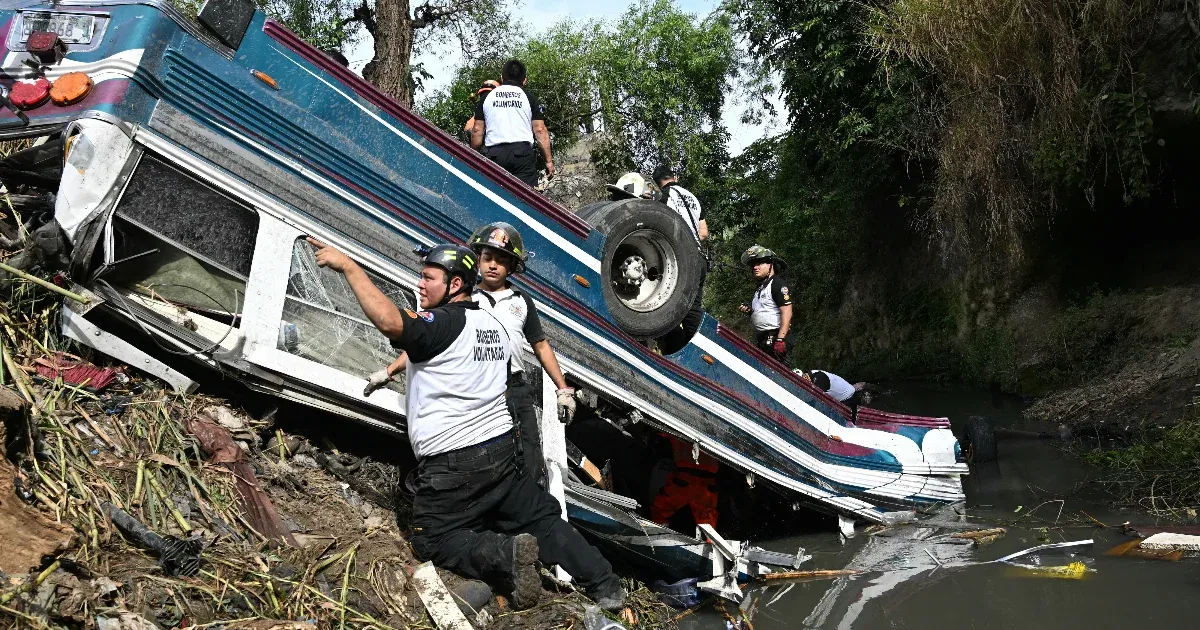 A sztrádáról húsz métert zuhant egy busz Guatemalában, ötvennél is többen meghaltak