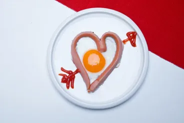 Vörös bársony, szerelmes levél vagy szív alakú virsli Valentin-napra