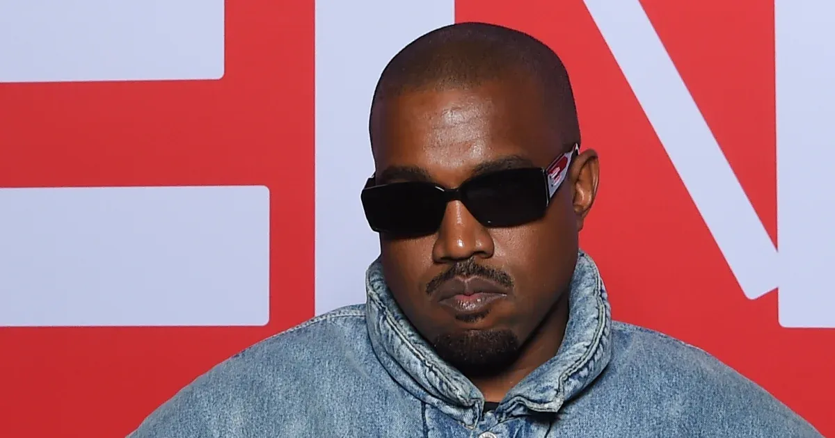 Kanye West arra használta a Super Bowlon vett reklámidőt, hogy horogkeresztes pólókat adjon el