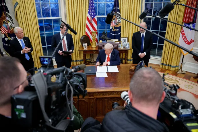 Egyedül a bíróságok állnak Trump útjába, de attól tartanak, az elnök beinthet nekik