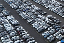 Olyan mélyre csúszott a hazai autóipar, hogy könnyen felránthatja a BMW és a BYD új gyára