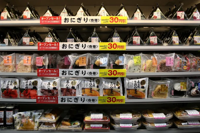Letartóztattak egy nőt Japánban, miután összenyomott egy zsemlét a boltban