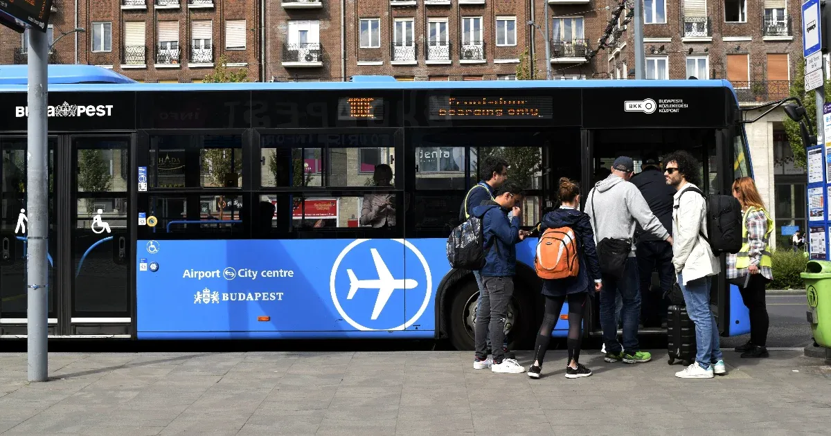 Olcsóbb lehet a reptéri busz a bérleteseknek, a 100E be is jöhet a Nyugati pályaudvarig