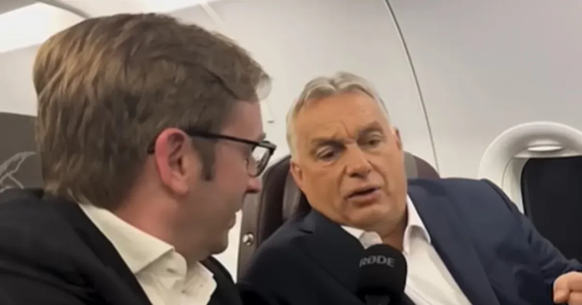 Ablak melletti helyet kapott a repülőn Orbán Viktor, mégis sikerült mikrofonnal kifaggatni arról, mit keresett Dubajban