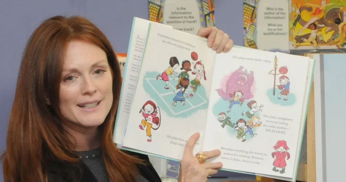 Donald Trump kitiltotta az iskolák egy részéből Julianne Moore szeplőkről szóló gyerekkönyvét