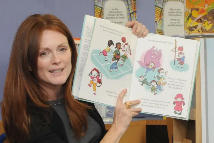 Donald Trump kitiltotta az iskolák egy részéből Julianne Moore szeplőkről szóló gyerekkönyvét