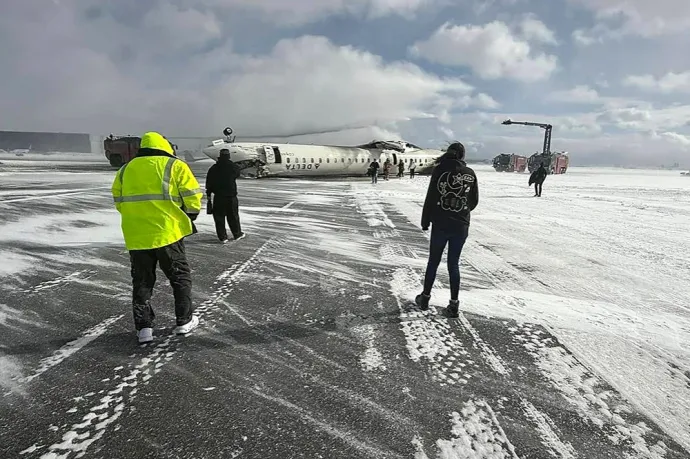 Videón a pillanat, ahogy felborul a Delta Air Lines utasokkal teli gépe Torontóban