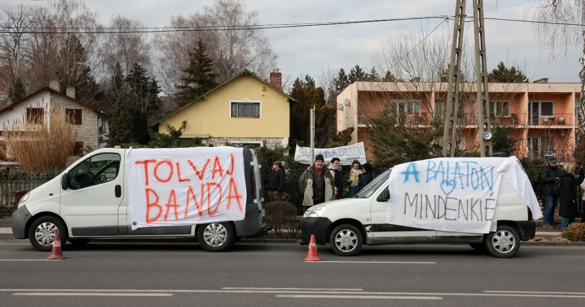 Szigorú rendőri készültség és tiszás tiltakozók várják a Fidesz kihelyezett frakcióülésére érkezőket