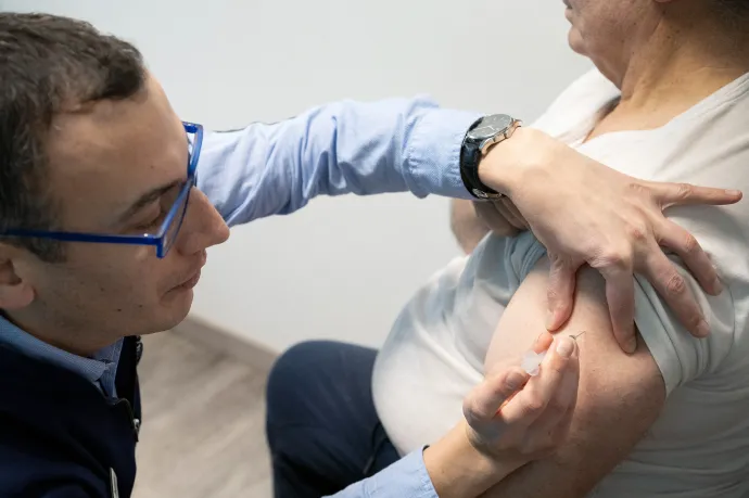 Közel kétharmaddal csökken az idősek kórházba kerülésének esélye az RSV-vakcinától