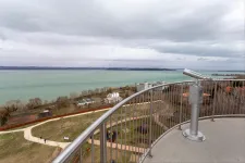 Teniszpályás lakóingatlan épülhet Balatonföldvár egyik legértékesebb telkén