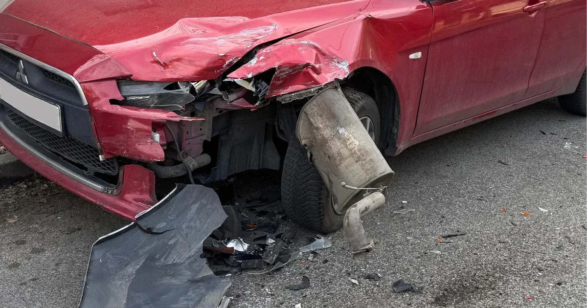 Olvasónk autóját a lakása előtt rommá törte egy ismeretlen, majd elhajtott. Mi ilyenkor a teendő?