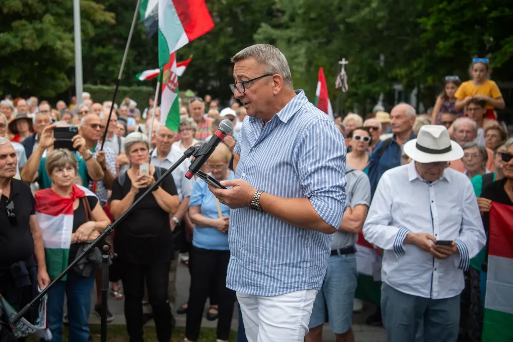 Rácz András: Bayer Zsolt amerikai pénzből lobbizott, hogy Magyarország amerikai fegyvereket vegyen – Forrás: Telex.hu