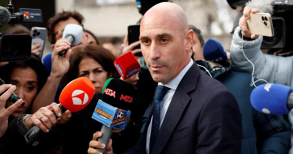 Elítélték, de megúszta a börtönt a volt spanyol focielnök, aki szájon csókolt egy női játékost
