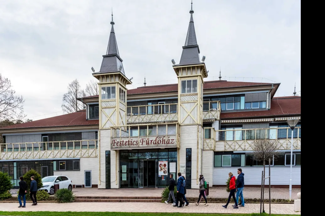 Visszavonta a törvénytervezetet Nagy Márton minisztériuma, nem lesz fizetős a kötelező szálláshely-minősítés