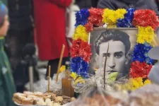 Bizonyos ortodox templomokban az ikonok közé helyezik a Zelea Codreanu és vezérei arcképeit