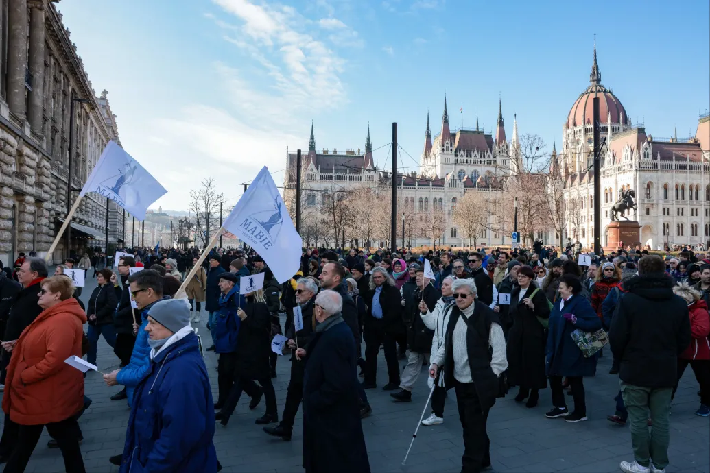 „Az igazság nem eladó!” – az Igazságügyi Minisztérium előtt demonstrálnak az igazságszolgáltatás függetlenségéért – Forrás: Telex.hu