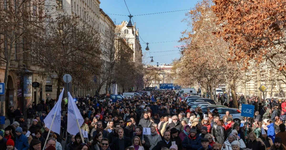 „Ki emeljen szót a jogállam lebontása ellen, ha nem a bírók?” – a minisztérium előtt demonstráltak az igazságszolgáltatás függetlenségéért