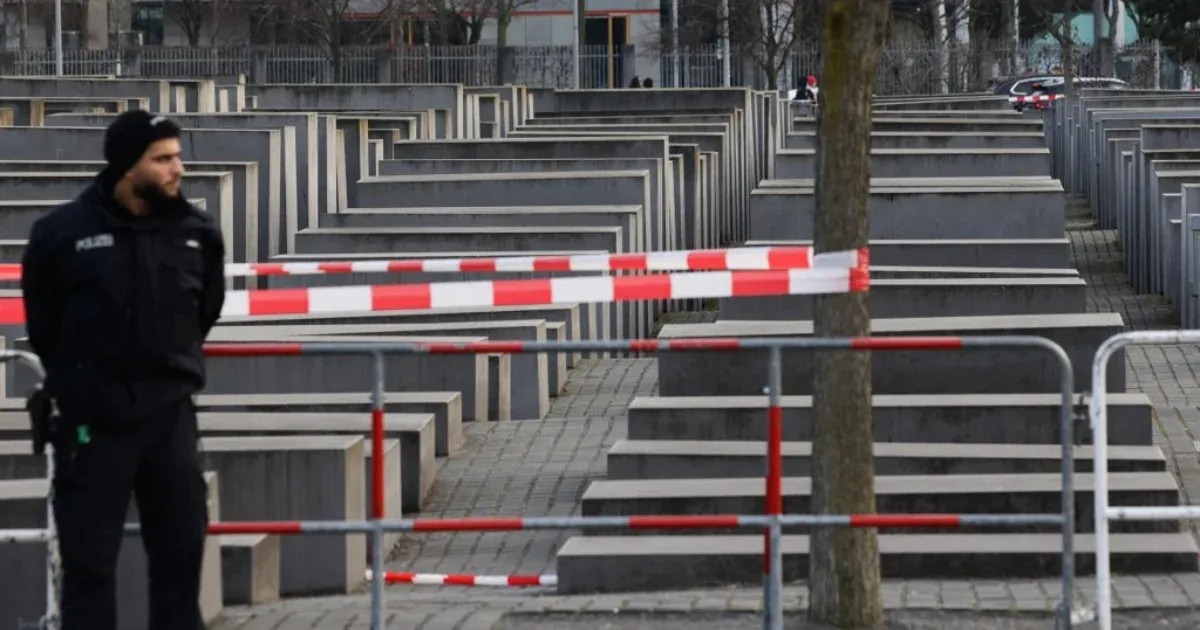 Zsidókat akart ölni a szír férfi, aki egy spanyol turistát késelt meg a berlini holokauszt-emlékműnél