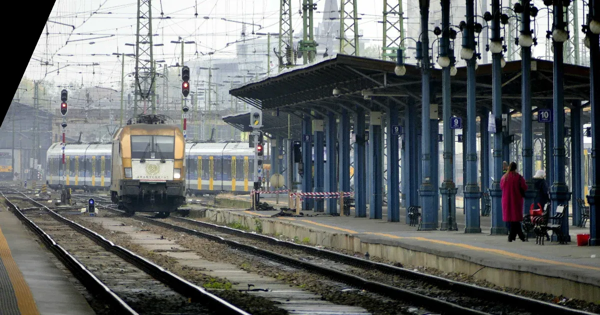 Elgázolt egy embert a Nagykátára tartó vonat, késésekre kell számítani a Keleti pályaudvaron