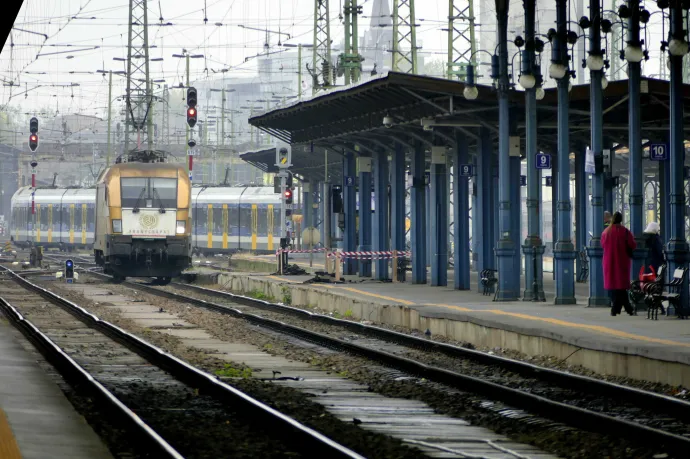 Elgázolt egy embert a Nagykátára tartó vonat, késésekre kell számítani a Keleti pályaudvaron