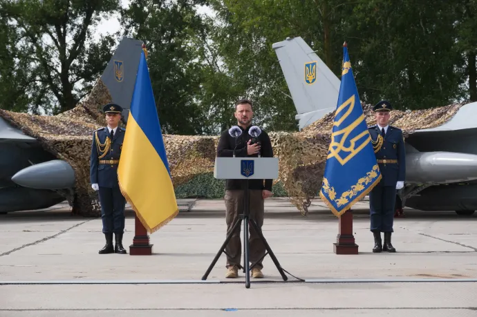 Volodimir Zelenszkij elnök beszédet mond a hadsereg új F–16-osainak átadóján az ukrán légierő napján 2024. augusztus 4-én – Fotó: Vitalii Nosach / Global Images Ukraine / Getty Images