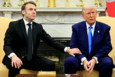 Macron az Ovális Irodában szakította félbe Trumpot, hogy kijavítsa, amikor csúsztatott Ukrajnáról