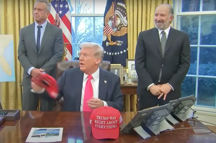 Trump „Trumpnak mindenben igaza volt” feliratú sapkát dobott az újságíróknak