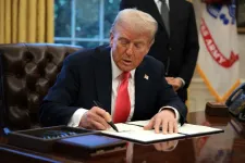 Trump 5 millió dolláros aranykártyát adna el a gazdag külföldieknek, akár orosz oligarcháknak is