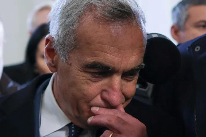 Georgescut bírósági felügyelet alá helyezték, hívei az ügyészségnél tüntetnek