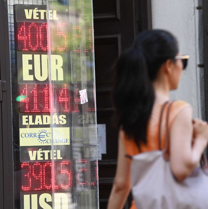 Békeremény és magas kamat erősítette újra a lélektani határ alá a forintot