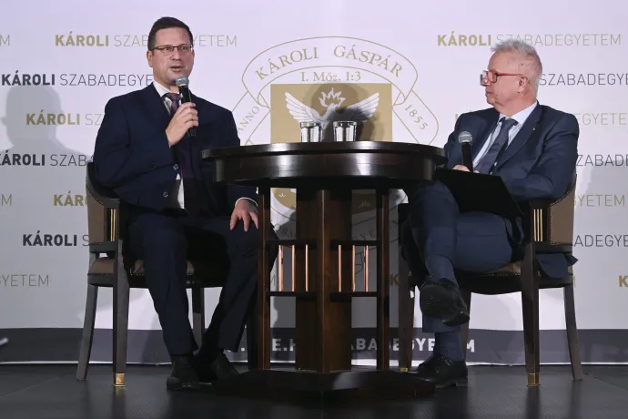 Gulyás Gergely és Trócsányi László beszélgetnek – Fotó: Koszticsák Szilárd / MTVA – Médiaszolgáltatás-támogató és Vagyonkezelõ Alap
