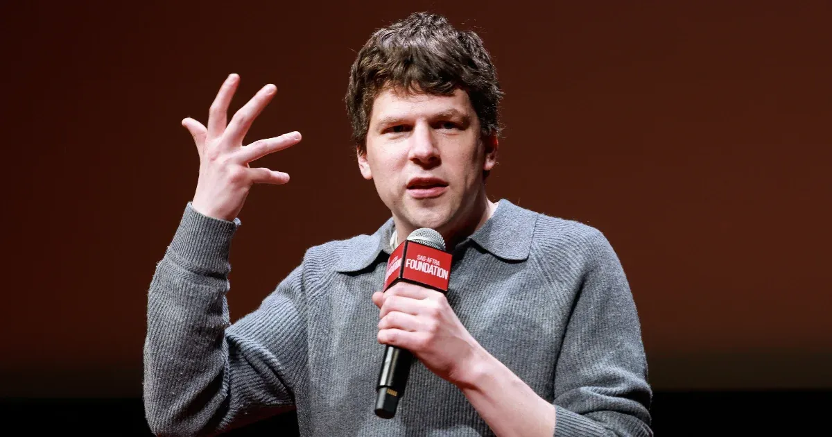 Jesse Eisenberg szerint Nemes Jeles László zseni, a Saul fia pedig minden idők legjobb holokausztfilmje