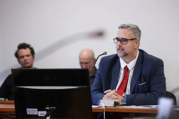 A letartóztatásban lévő óbudai polgármester a saját kabinetfőnökéhez köthető egyesületnek ajánlotta fel az utazási költségtérítését