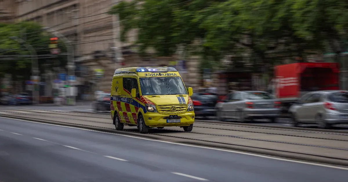 Enyhébb büntetést kapott a mentőautó sofőrje, aki halálra gázolt egy motorost Budapesten