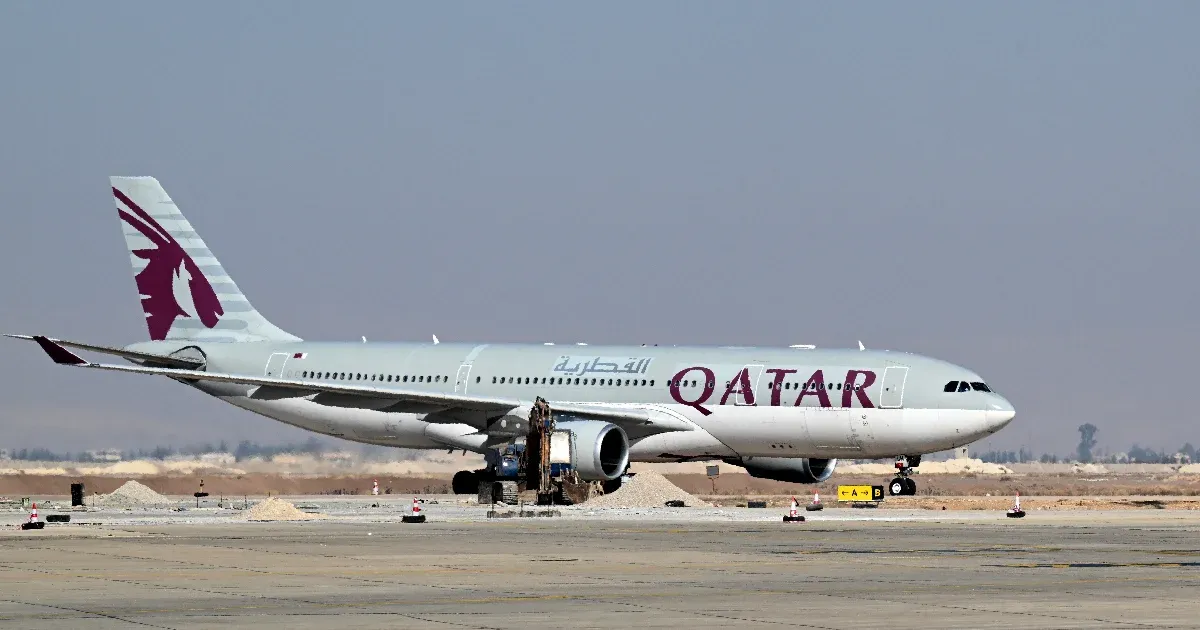 A Qatar Airways szerint rendben volt, hogy egy házaspár mellé tették be a járatukon meghalt utast